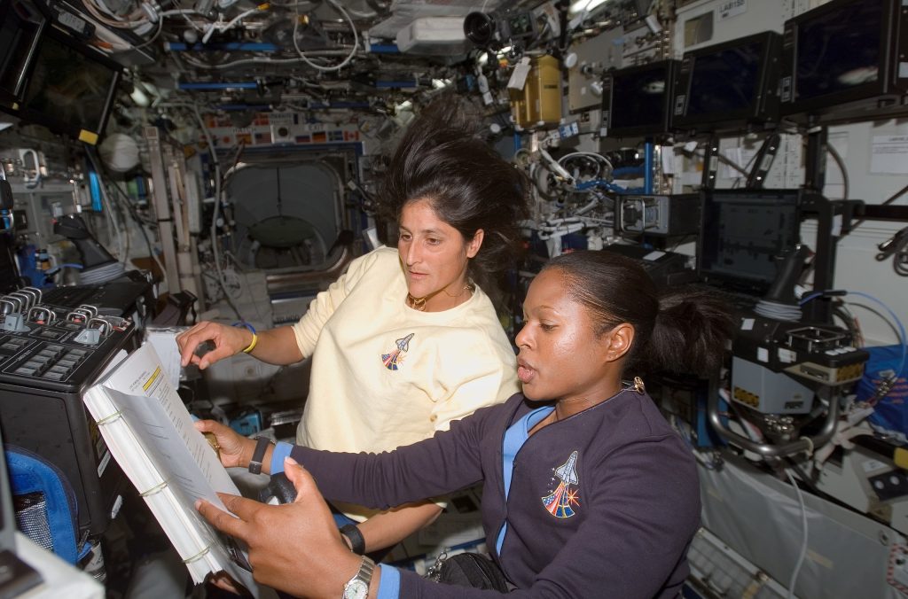 Astronaut: "There's no comparison between space and travelling on Earth" 1 RWS arm ops w