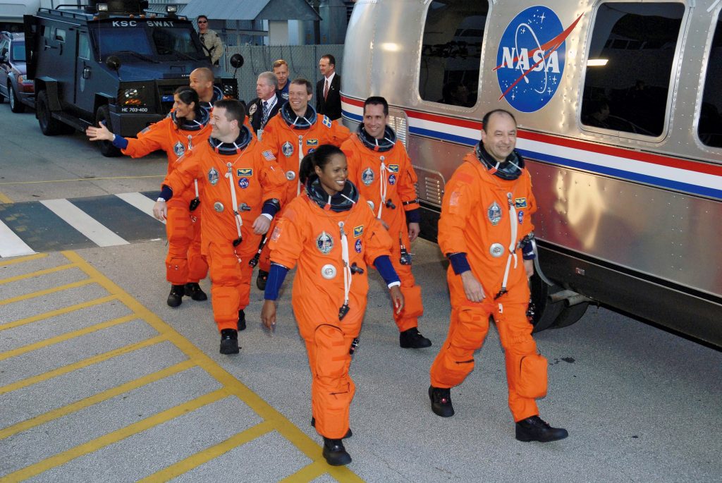 Astronaut: "There's no comparison between space and travelling on Earth" 3 STS116 S 006orig