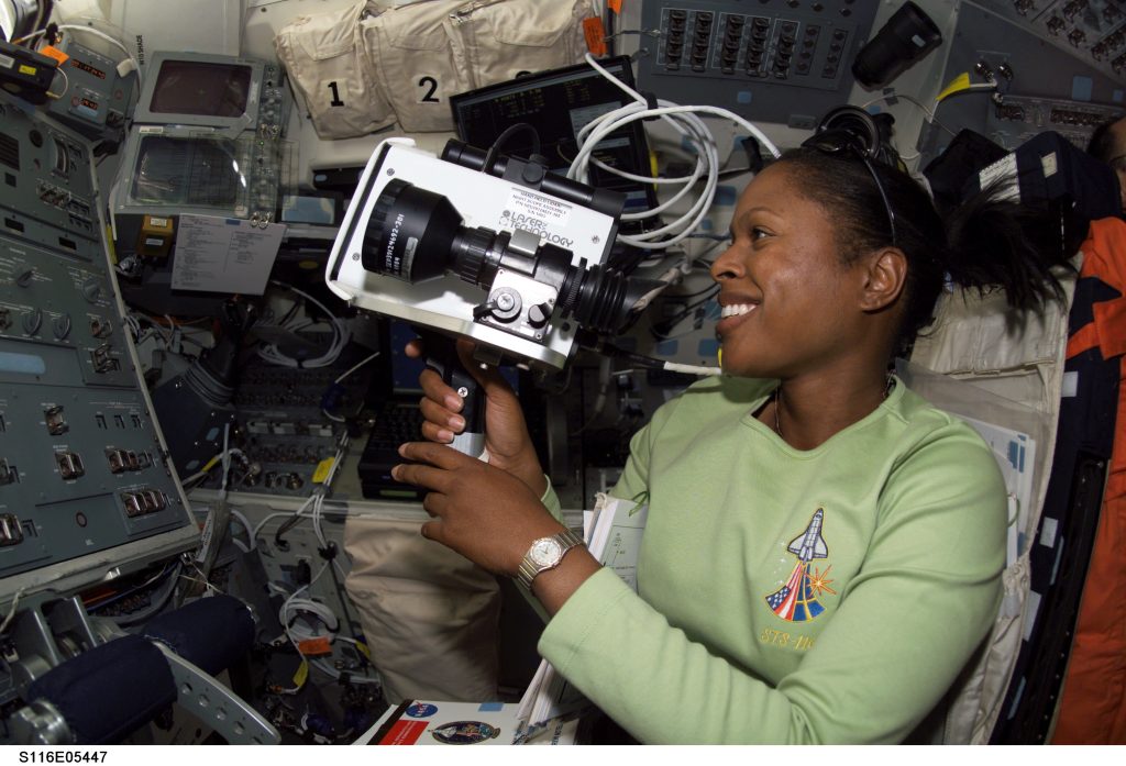 Astronaut: "There's no comparison between space and travelling on Earth" 7 laser gun 1