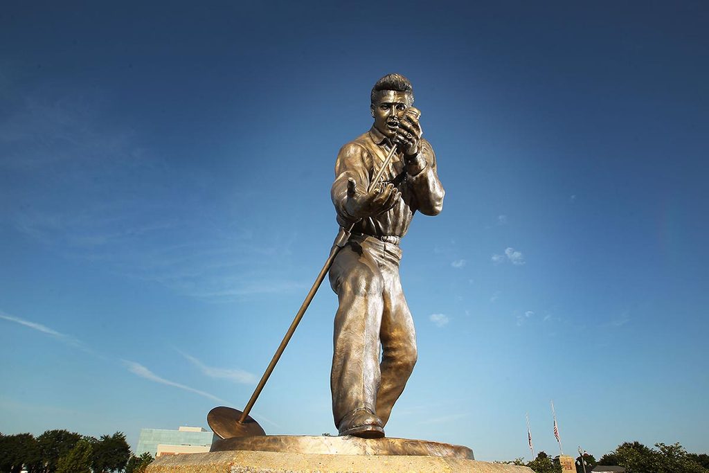 Statue depicting Elvis' 1956 Homecoming Concert at the fairground in Tupelo, Mississippi. 